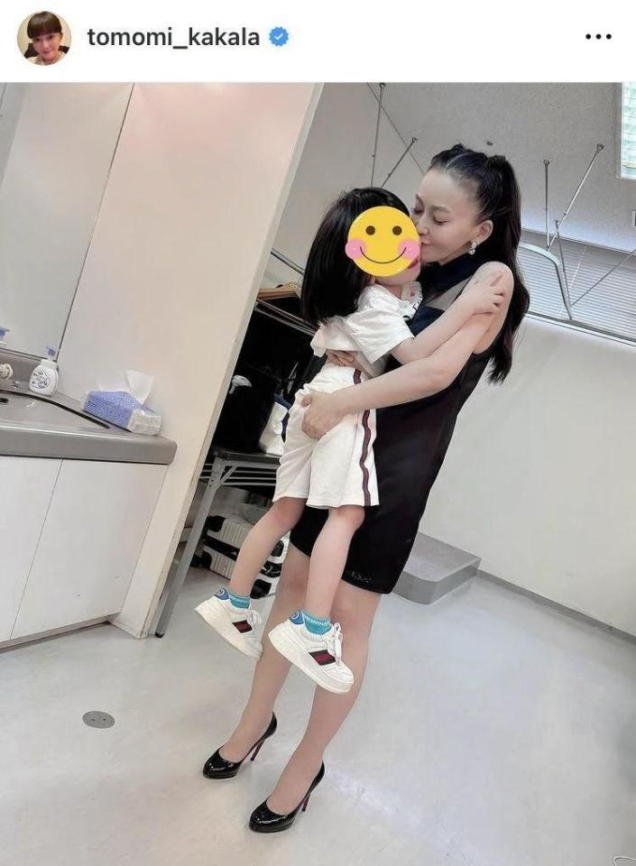 大減量した華原朋美。９月７日付のインスタグラム＠ｔｏｍｏｍｉ＿ｋａｋａｌａより 