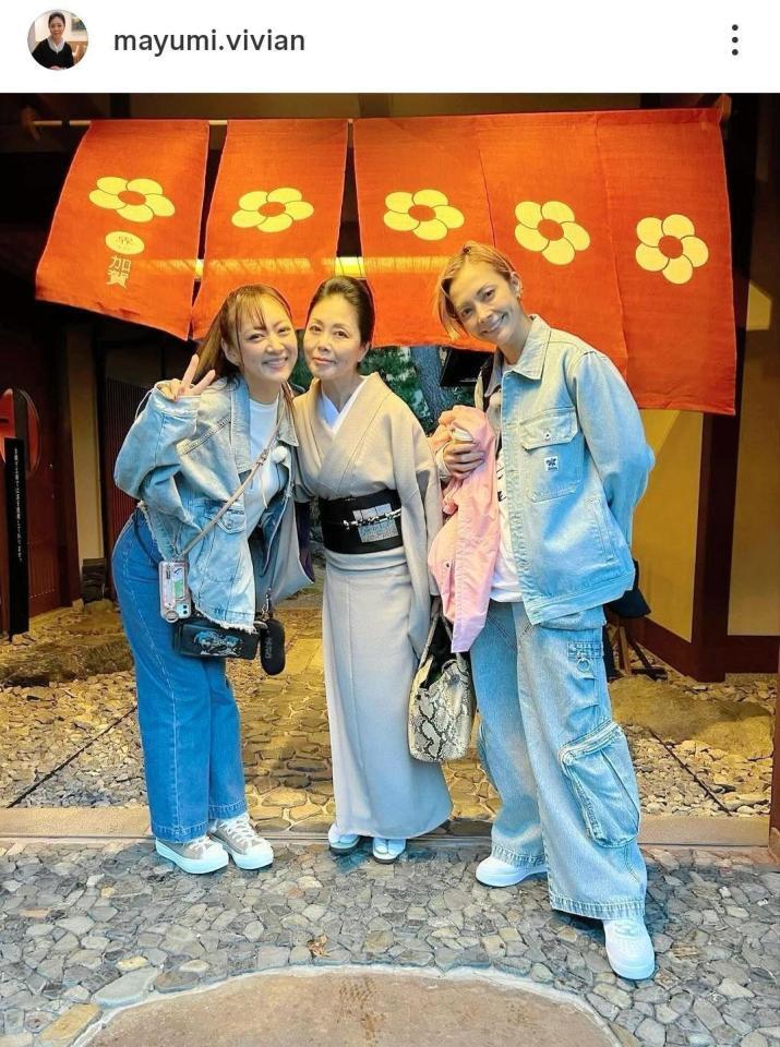 　土屋アンナ（右）と母・眞弓さん。左はものまねタレント・みかん。２３年１２月２５日付の眞弓さんのインスタグラム＠ｍａｙｕｍｉ．ｖｉｖｉａｎより 