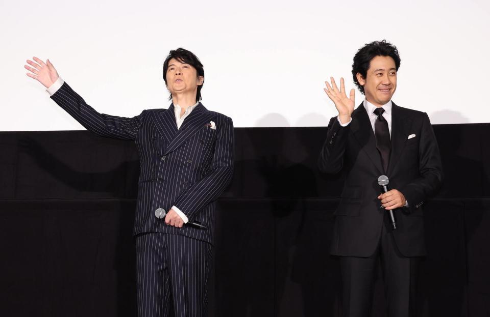 　手を振る福山雅治（左）と大泉洋（撮影・佐々木彰尚）