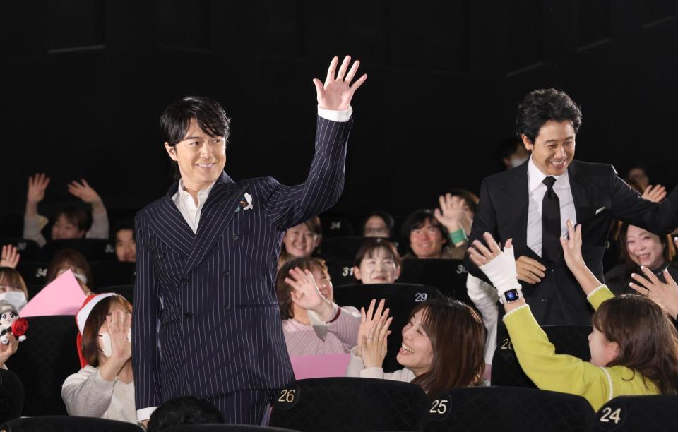　手を振る福山雅治（左）と大泉洋（撮影・佐々木彰尚）