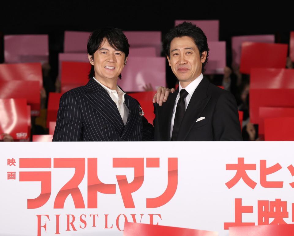 　舞台あいさつに登場した福山雅治（左）と大泉洋（撮影・佐々木彰尚）