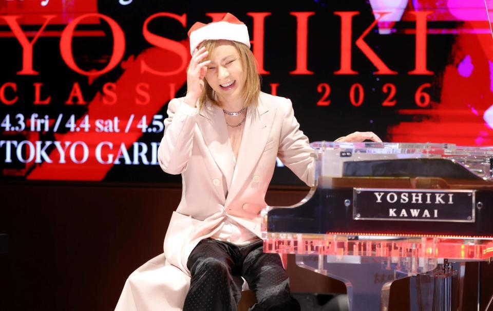 　サンタ帽をかぶり、笑顔で演奏するＹＯＳＨＩＫＩ＝１８日
