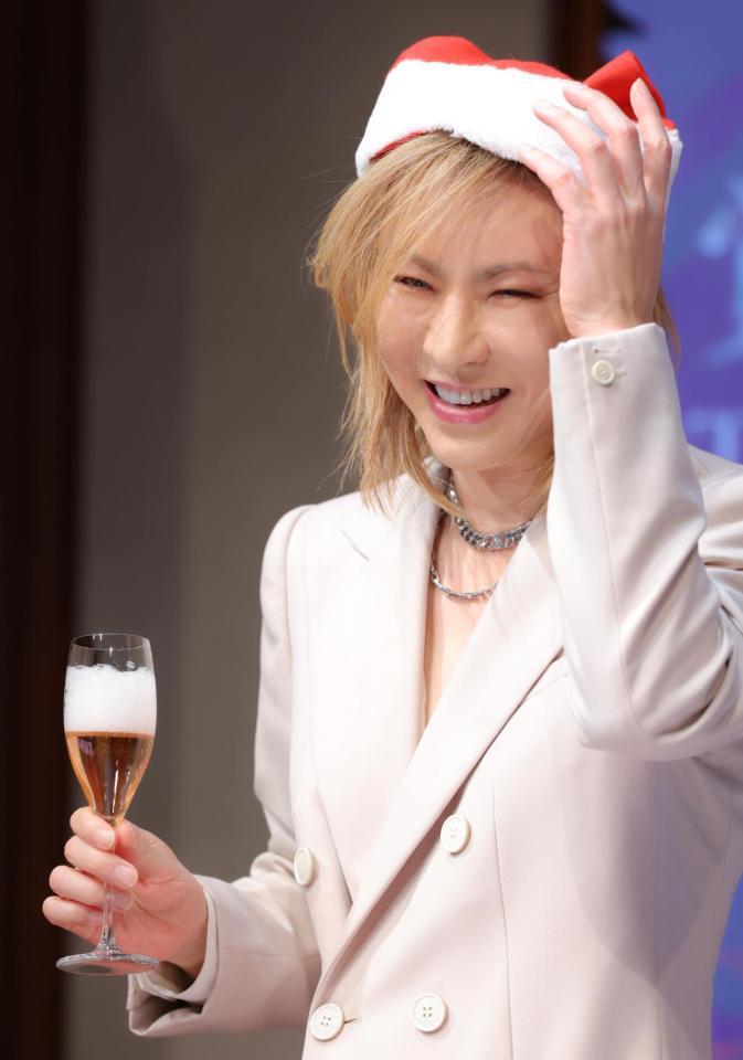 　サンタ帽をかぶり笑顔でシャンパンを飲むＹＯＳＨＩＫＩ＝１８日