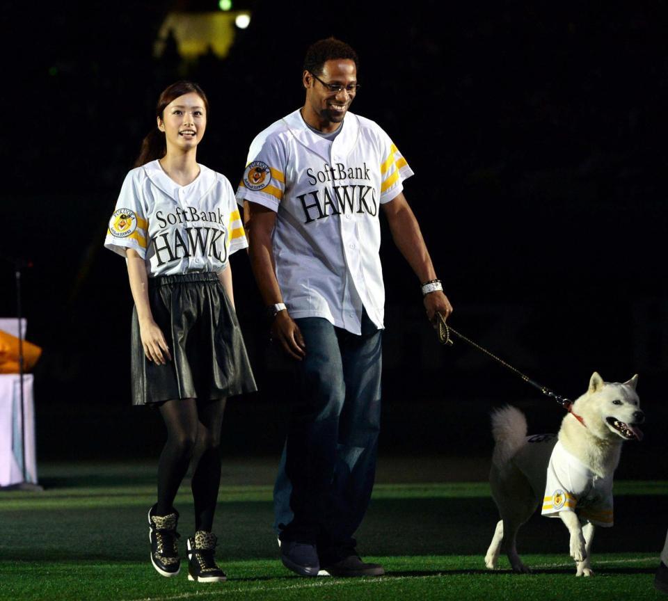 ２０１２年１０月、上戸彩とお父さん犬とプレゼンターとしてヤフードームに登場