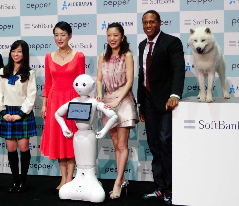 ２０１４年６月のイベントで。左から橋本環奈、樋口可南子、上戸彩、ダンテ・カーヴァー、お父さん犬