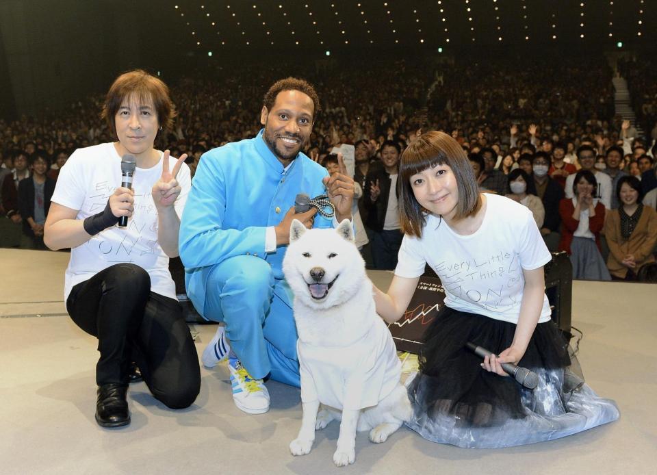 ２０１３年３月、Ｅｖｅｒｙ　Ｌｉｔｔｌｅ　Ｔｈｉｎｇのライブにお父さん犬とサプライズ登場