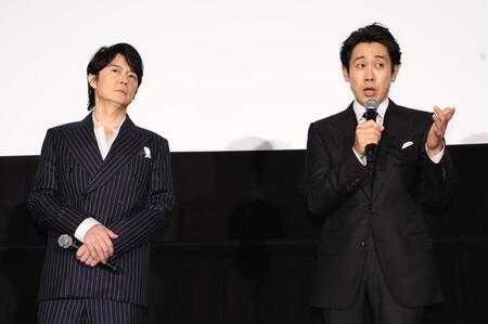 　舞台あいさつに登場した福山雅治（左）と大泉洋（撮影・佐々木彰尚）