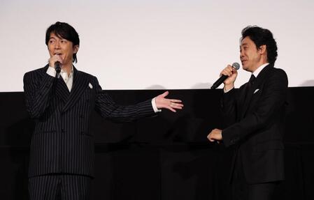 　舞台あいさつに登場した福山雅治（左）と大泉洋（撮影・佐々木彰尚）