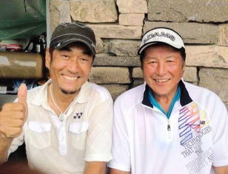 　布施辰徳（左）とジャンボ尾崎さん（布施辰徳オフィシャルブログ「ＭＡＮＥＭＯＮＥ」より）