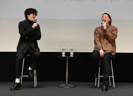 　トークセッションで爆笑する加藤浩次（右から）と菊池風磨（左）＝撮影・佐藤厚