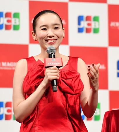 　イベントでトークをする飯豊まりえ（撮影・開出牧）