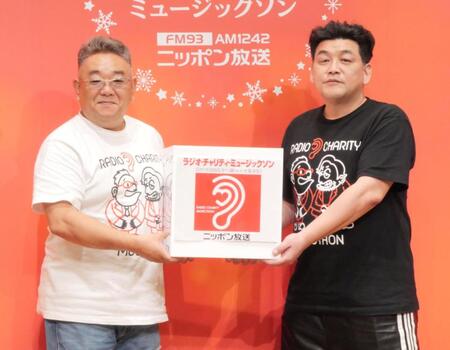 　撮影に応じたサンドウィッチマン