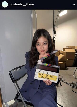 コンテンツ・スリーのインスタグラム（＠ｃｏｎｔｅｎｔｓ＿＿ｔｈｒｅｅ）より、今田美桜のオフショット