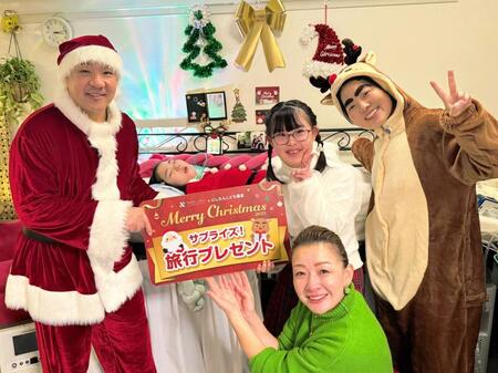 　西村氏（左端）とイモトアヤコ（右端）の訪問を受けた田中ファミリー