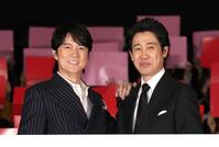 　舞台あいさつに登場した福山雅治（左）と大泉洋（撮影・佐々木彰尚）