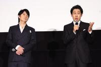 　舞台あいさつに登場した福山雅治（左）と大泉洋（撮影・佐々木彰尚）