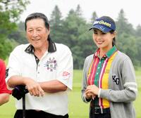 　尾崎将司さん（左）と阿部桃子＝１７年９月