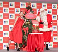 　クリスマスツリーを点灯しポーズをとる飯豊まりえ（左）＝撮影・開出牧