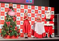 　バースデーケーキのサプライズに笑顔の飯豊まりえ（中央）＝撮影・開出牧