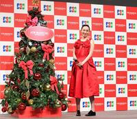 　クリスマスツリーを点灯し笑顔の飯豊まりえ（撮影・開出牧）