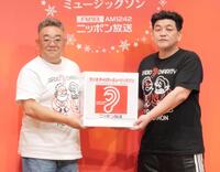 　撮影に応じたサンドウィッチマン