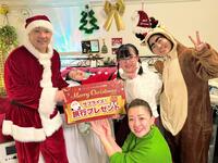 　西村氏（左端）とイモトアヤコ（右端）の訪問を受けた田中ファミリー