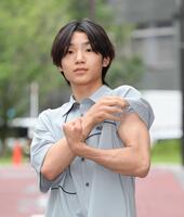 　筋トレで鍛えた腕を披露する寺田心=２０２４年