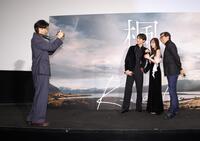 　サプライズで登場した北島岬（左）の前でポーズをとる（左から）福士蒼汰、福原遥、行定勲監督（撮影・西岡正）