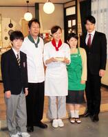 朝ドラ「どんど晴れ」の会見に登場したヒロインの比嘉愛未（中央）と神木隆之介、大杉漣、森昌子、内田朝陽＝東京・ＮＨＫ放送センター＝２００６年撮影