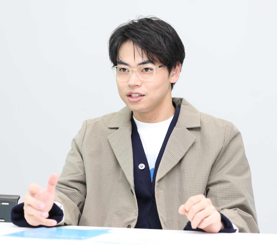 　インタビューに応じる菅生新樹（撮影・金田祐二）
