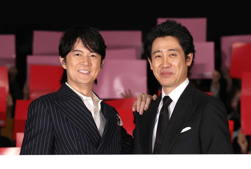 　舞台あいさつに登場した福山雅治（左）と大泉洋（撮影・佐々木彰尚）