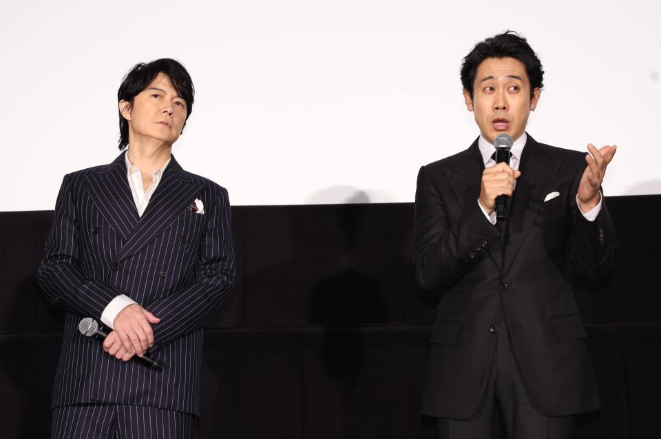 　舞台あいさつに登場した福山雅治（左）と大泉洋（撮影・佐々木彰尚）