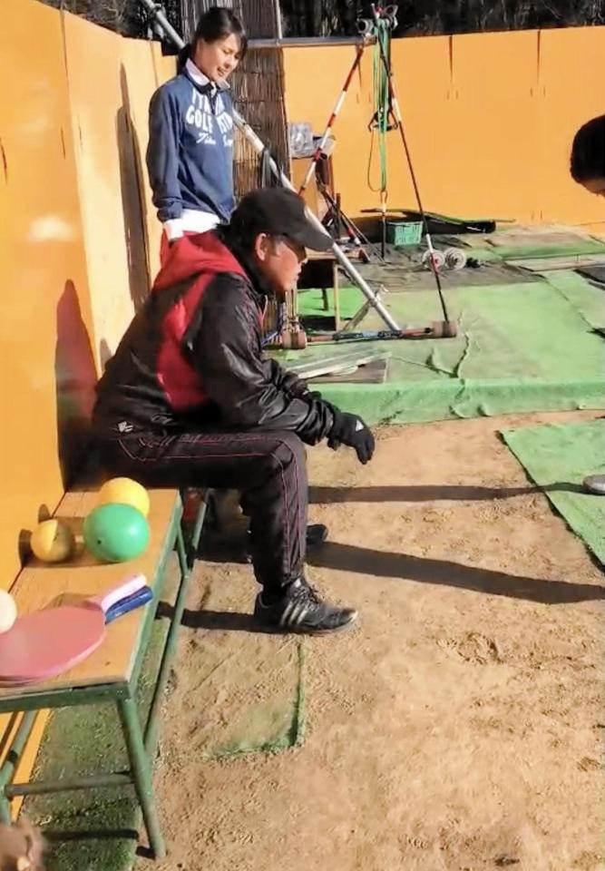 　尾崎将司さん（手前）から直接レッスンを受ける阿部桃子（本人提供）