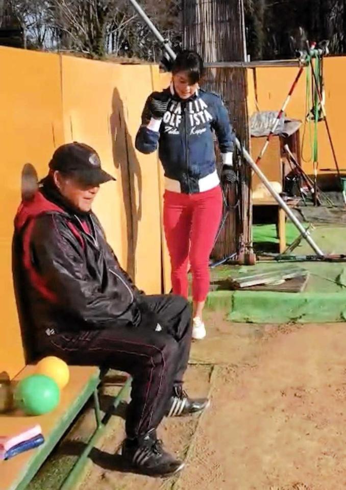 　尾崎将司さん（手前）から直接レッスンを受ける阿部桃子（本人提供）