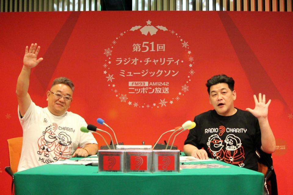 　ラジオ放送に臨むサンドウィッチマンの伊達みきお（左）、富澤たけし