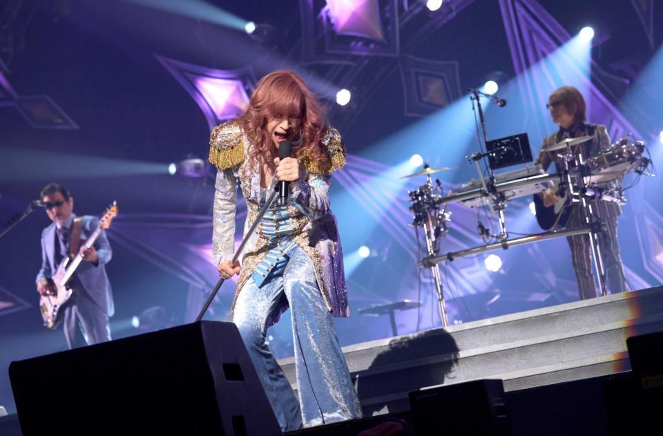 　ライブを行うＴＨＥ　ＡＬＦＥＥの高見沢俊彦（中央）