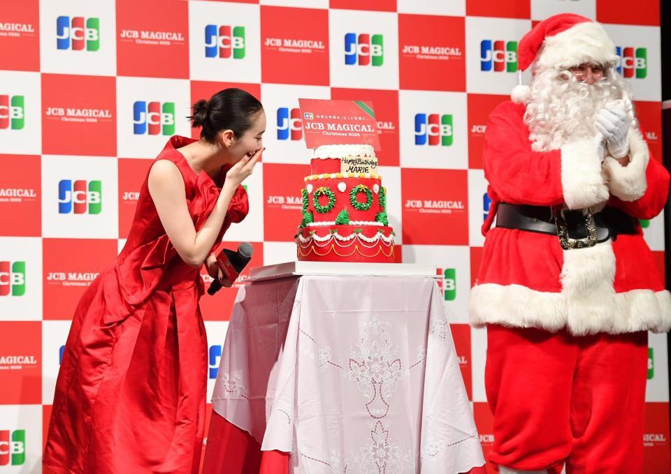 　バースデーケーキのサプライズに感激の飯豊まりえ（撮影・開出牧）