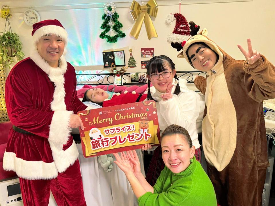 　西村氏（左端）とイモトアヤコ（右端）の訪問を受けた田中ファミリー