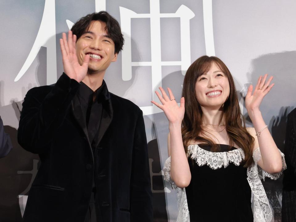 　笑顔で手を振る福士蒼汰（左）と福原遥（撮影・西岡正）