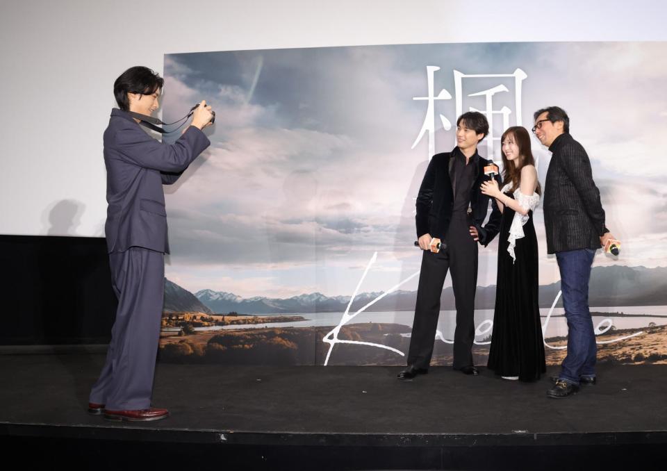 　サプライズで登場した北島岬（左）の前でポーズをとる（左から）福士蒼汰、福原遥、行定勲監督（撮影・西岡正）