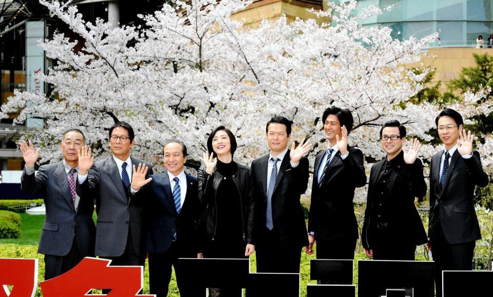  「緊急取調室」の会見で、満開の桜を背に記念写真に納まる（左から）でんでん、大杉漣、小日向文世、天海祐希、田中哲司、速水もこみち、鈴木浩介、大倉孝二＝２０１７年撮影