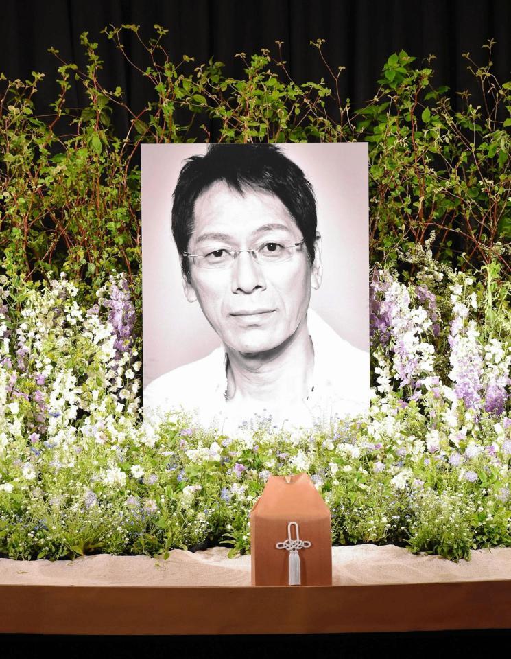 大杉漣さんの祭壇に飾られた遺影＝２０１８年撮影