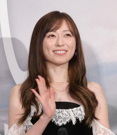 　観客席に手を振る福原遥（撮影・西岡正）