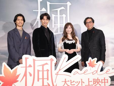 　笑顔を見せる（左から）北島岬、福士蒼汰、福原遥、行定勲監督（撮影・西岡正）