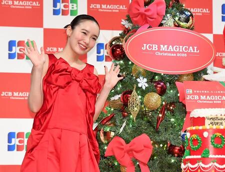 　イベントで輝く笑顔でポーズをとる飯豊まりえ（撮影・開出牧）