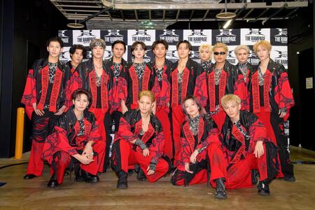　本番前に気合入れを行ったＴＨＥ　ＲＡＭＰＡＧＥ（前列左から）神谷健太、岩谷翔吾、山本彰吾、浦川翔平（後列同）長谷川慎、後藤拓磨、陣、龍、吉野北人、武知海青、ＲＩＫＵ、鈴木昂秀、ＬＩＫＩＹＡ、与那嶺瑠唯、藤原樹