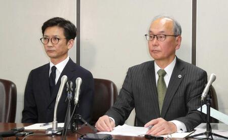 　菰田優弁護士（右）とともに会見する国分太一＝１１月２６日