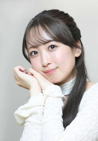 　かわいらしくポーズをとる渡部愛加里（撮影・金田祐二）