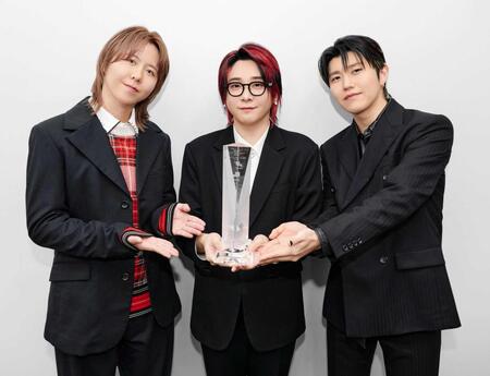 　２年連続デジタル１位を表彰されたＭｒｓ．ＧＲＥＥＮ　ＡＰＰＬＥの（左から）藤澤涼架、大森元貴、若井滉斗