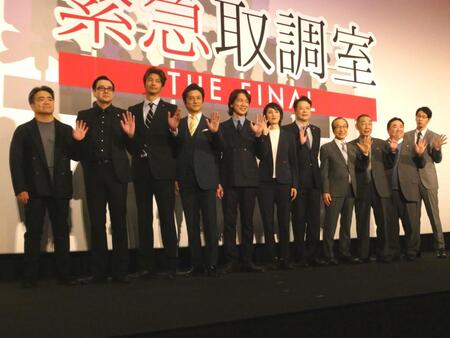 　撮影に応じる（左から）常廣丈太監督、鈴木浩介、速水もこみち、石丸幹二、佐々木蔵之介、天海祐希、田中哲司、小日向文世、でんでん、塚地武雅、大倉孝二